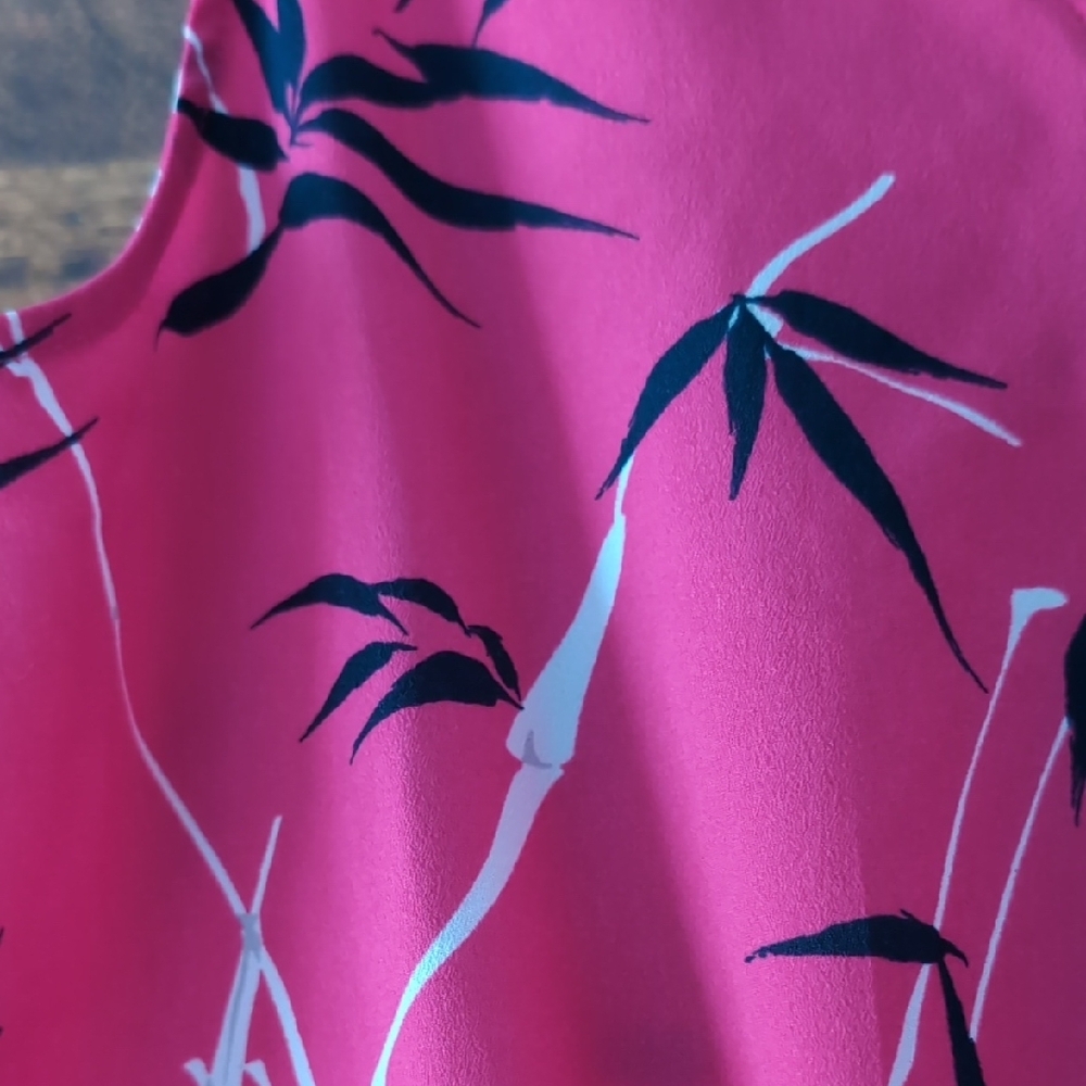 Banana Republic Fuchsia Top with Abstract Design - Picture 4 of 4